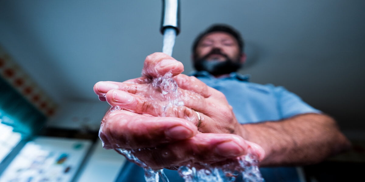 Comment colmater une fuite d’eau sous pression en urgence ?